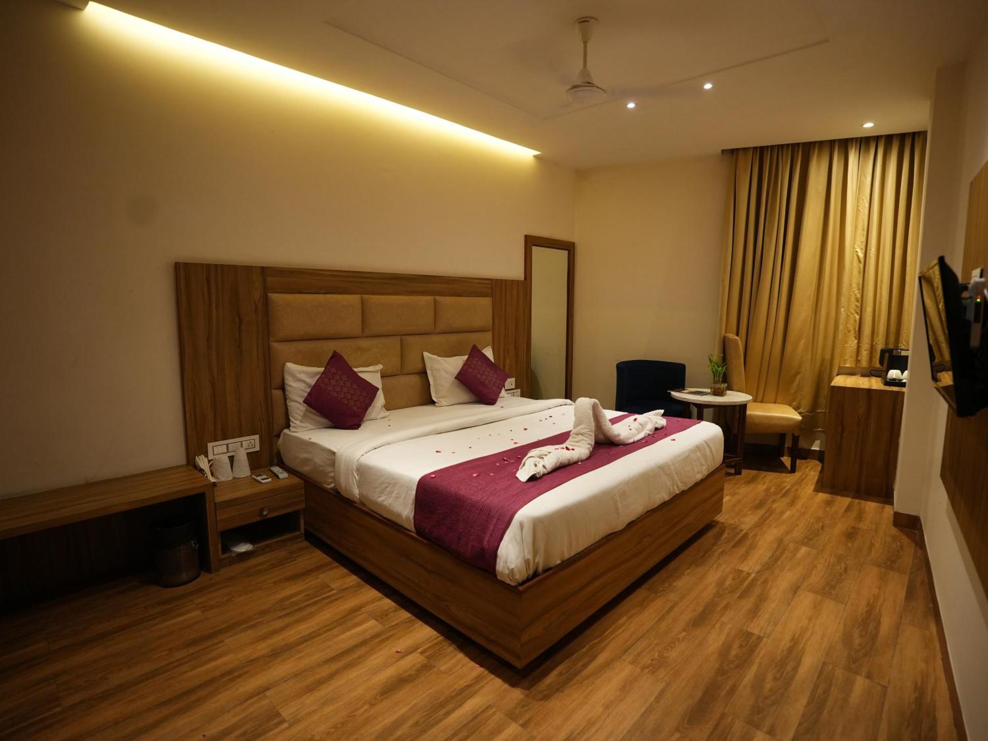Hotel Pearl Wood Zirakpur Esterno foto